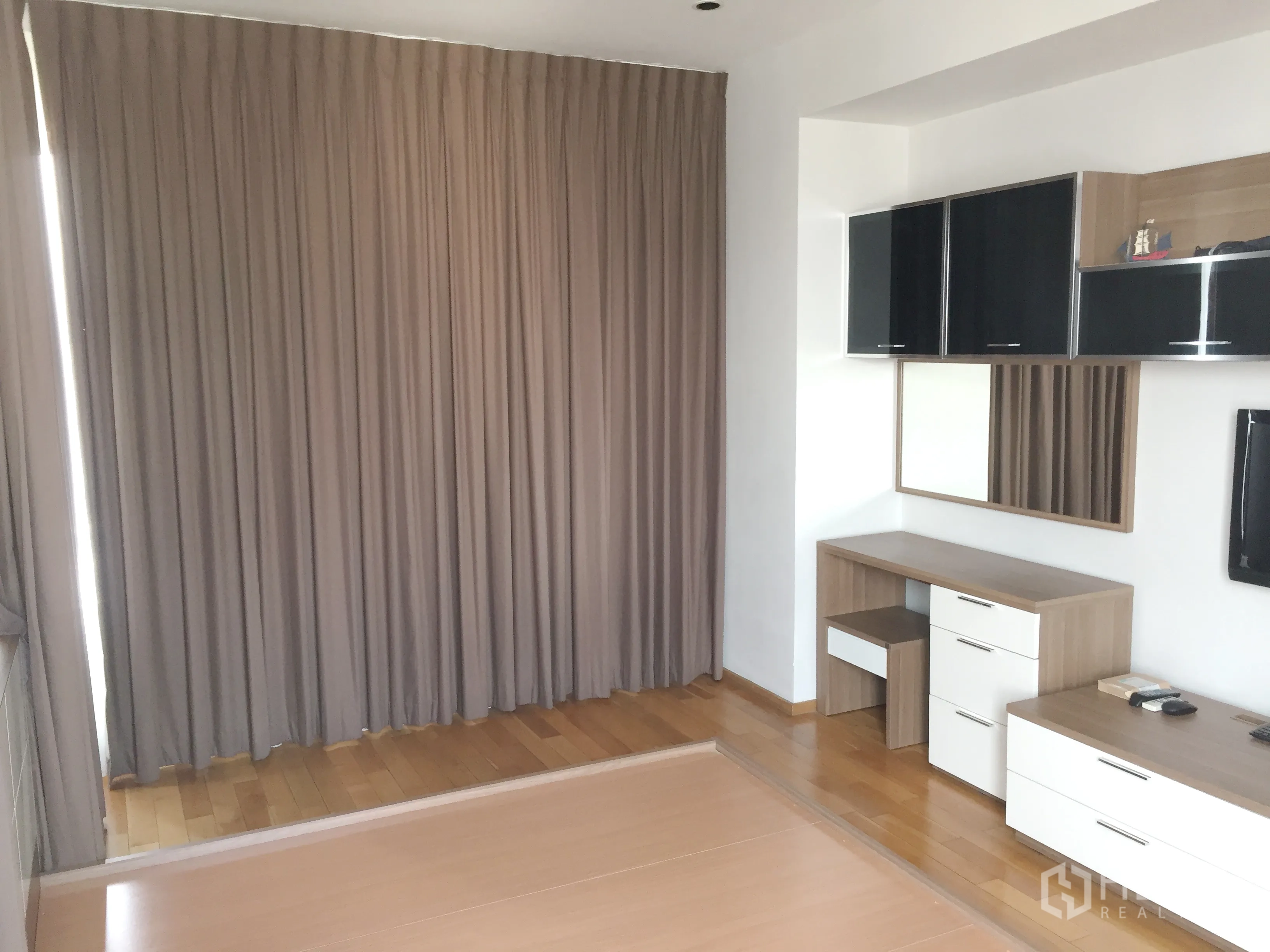 公寓 出租在Khlong Toei, Bangkok - 第二卧室，木地板，内置柜与书桌，落地窗帘。