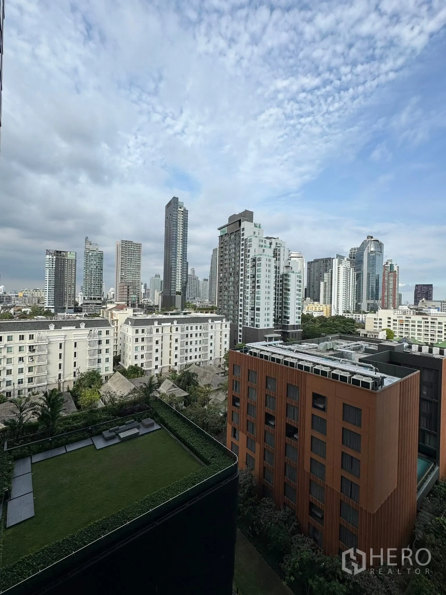 Condominium for rent in Khlong Toei, Bangkok - Balcony city view of Thonglor and Phrom Phong skyline with rooftop garden.
