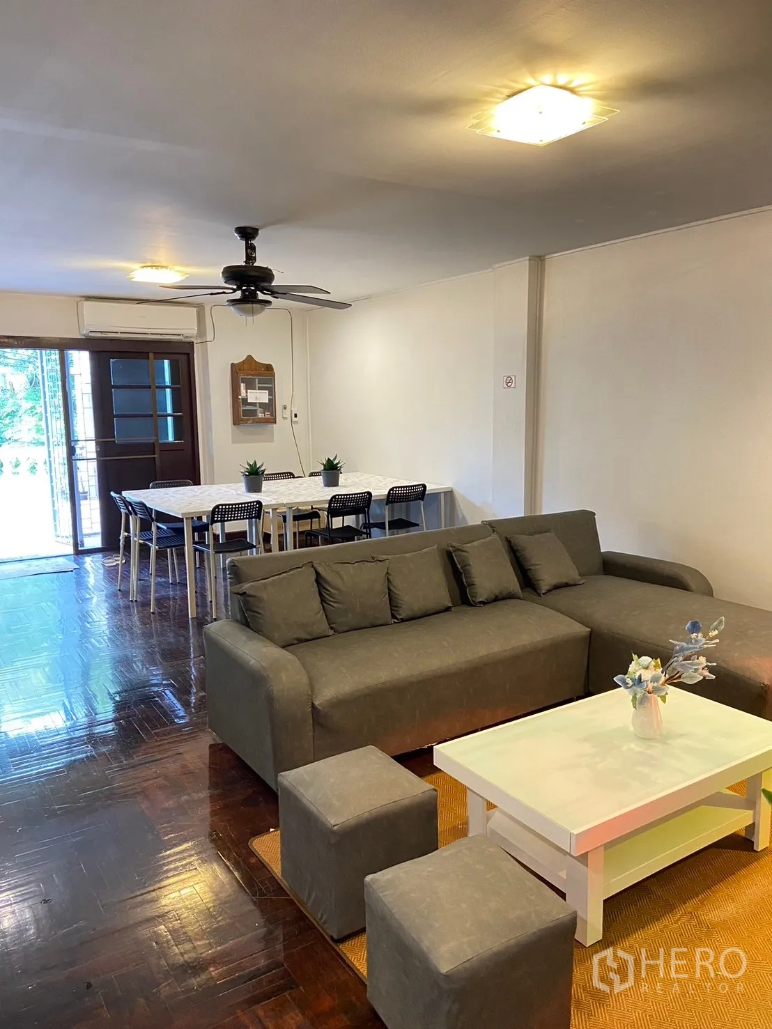 家庭办公室 for rent in Watthana, Bangkok - 客厅设转角沙发、茶几、餐桌与吊扇