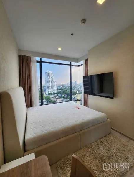 คอนโด ให้เช่าในWatthana, Bangkok - ห้องนอนมุมกระจกเต็มบาน พร้อมทีวีติดผนังและวิวสกายไลน์