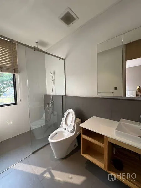 Detached House for rent in Suan Luang, Bangkok - Bright bathroom with walk‑in shower and window ventilation.