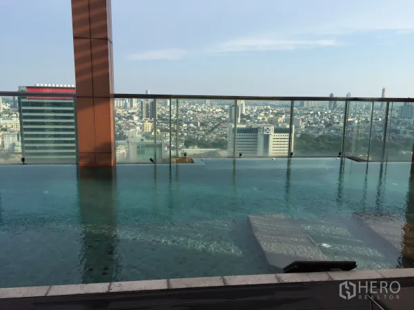 Condominium for rent or sale in Bang Rak, Bangkok - Rooftop infinity pool with glass balustrade and panoramic Bangkok skyline in Bang Rak
