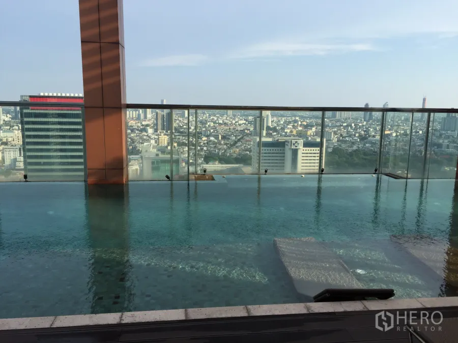 Condominium for rent or sale in Bang Rak, Bangkok - Rooftop infinity pool with glass balustrade and panoramic Bangkok skyline in Bang Rak
