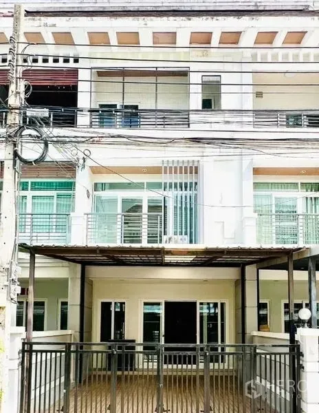联排别墅 出租在Prawet, Bangkok - 三层联排别墅正立面，设阳台与带栅栏的前庭