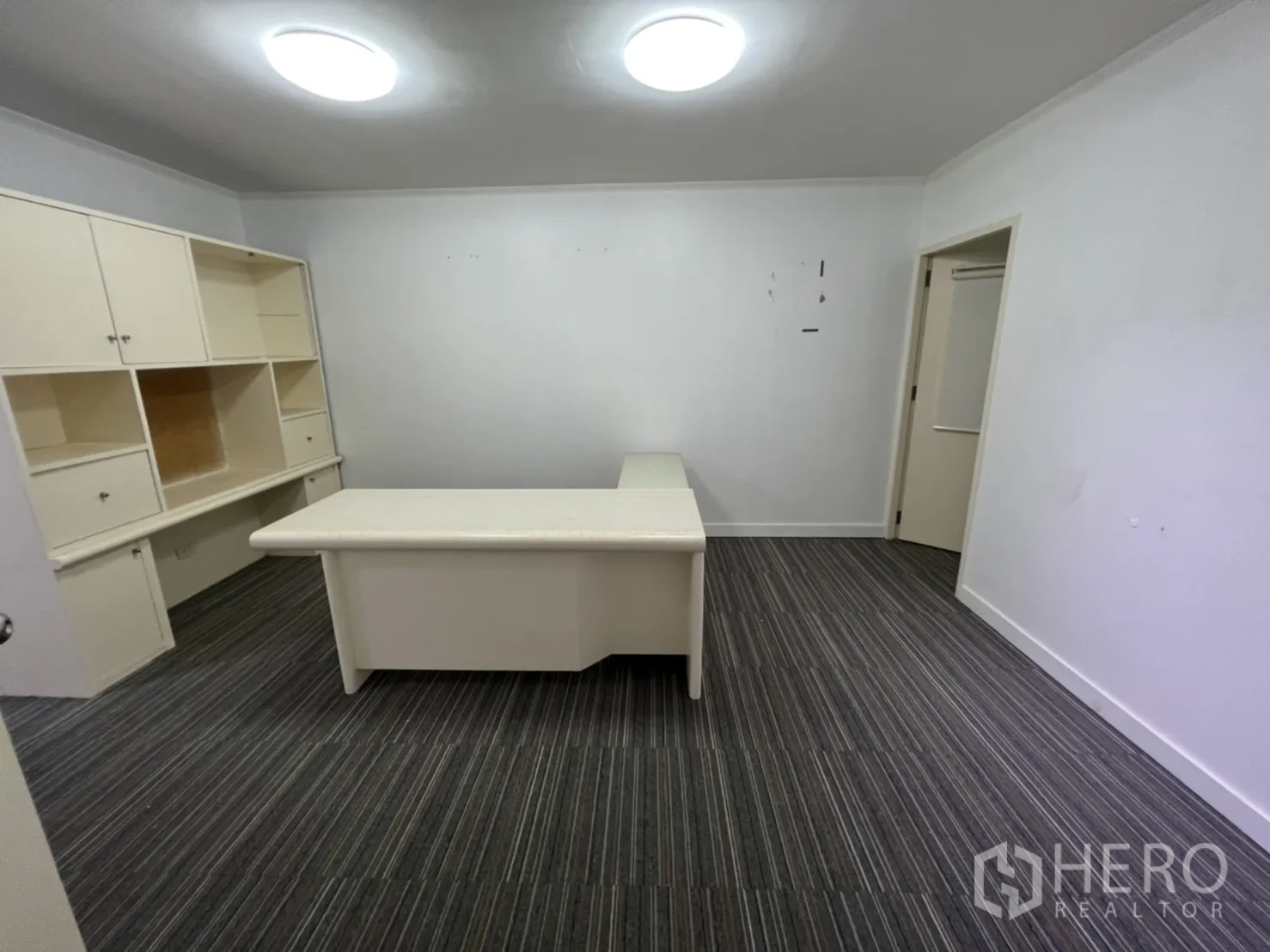 Shophouse for rent or sale in Watthana, Bangkok - Private office with built-in desk and shelving.