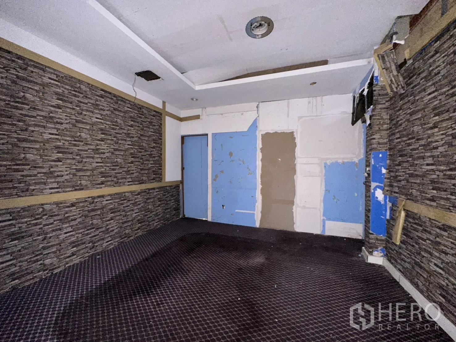 独栋房屋 for rent in Watthana, Bangkok - 小房间采用石纹墙板与蓝色门。