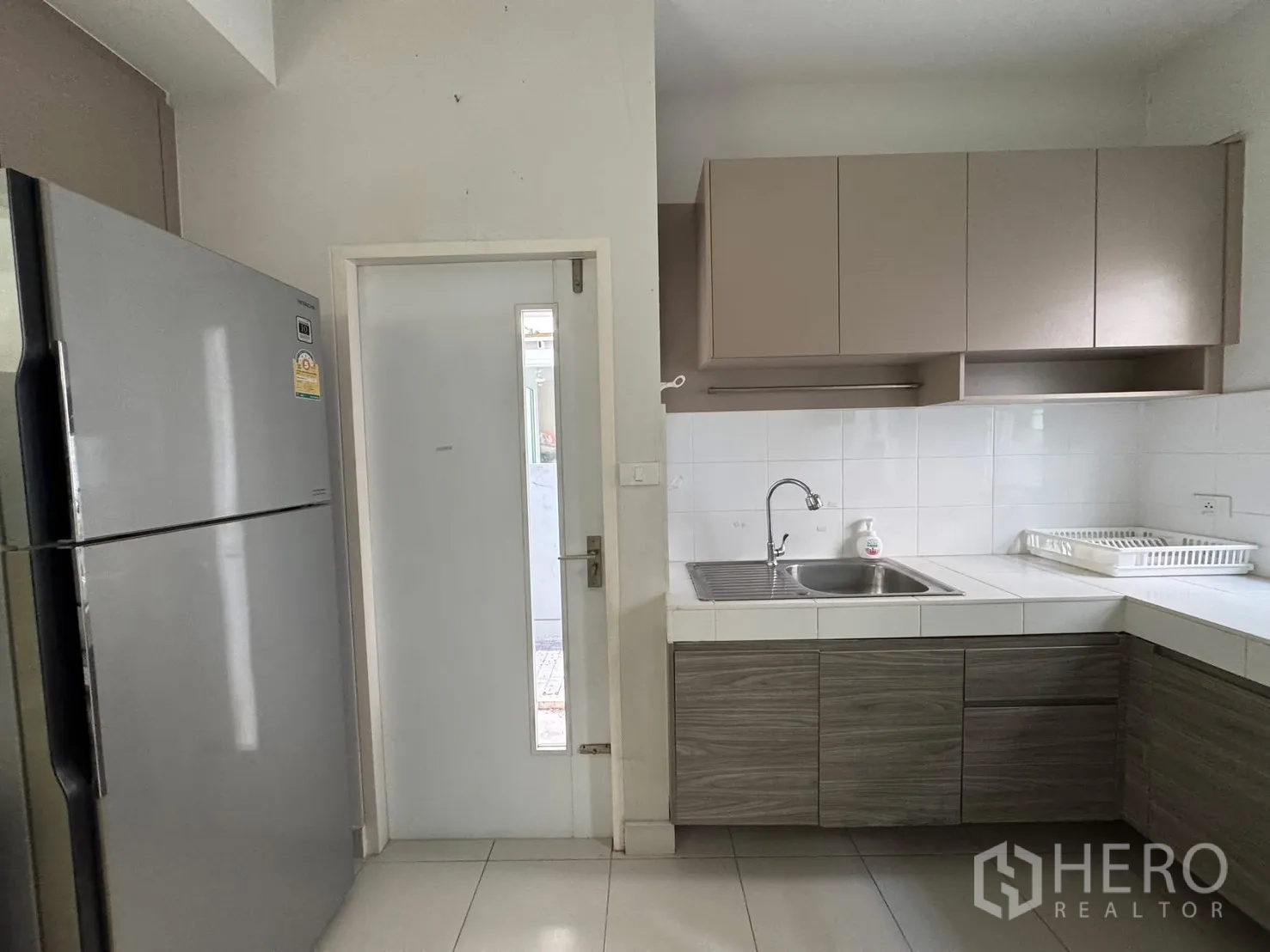 บ้านเดี่ยว for rent in Bang Phli, Samut Prakan - ครัวพร้อมตู้เย็นสแตนเลส อ่างล้างจาน และตู้เก็บของ