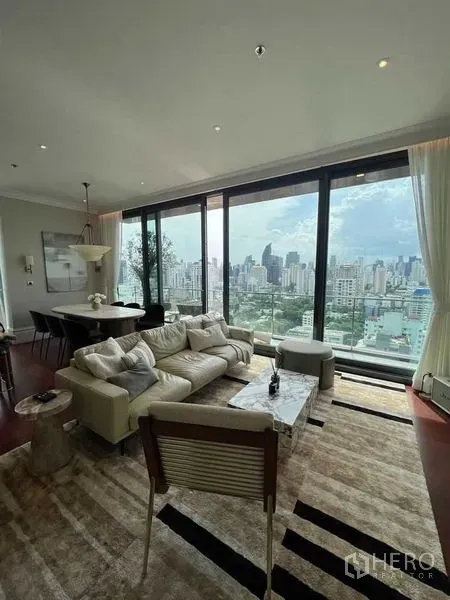 คอนโด ให้เช่าในWatthana, Bangkok - พื้นที่นั่งเล่นและรับประทานอาหารแบบโอเพนแพลน ผนังกระจกสูงจรดเพดาน มองเห็นวิวกรุงเทพฯ