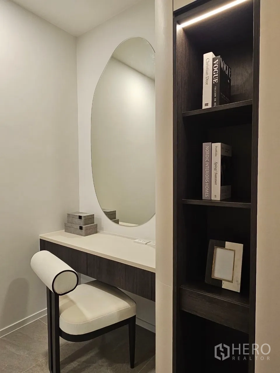 Detached House for rent in Saphan Sung, Bangkok - Dressing vanity with oval mirror, cushioned chair and shelving.