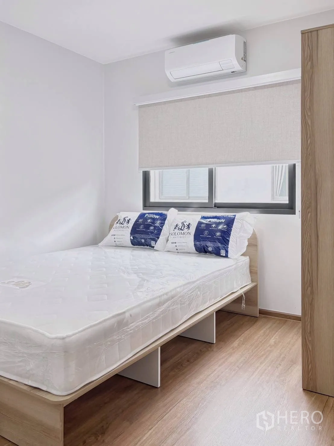 Townhouse for rent in Bang Phli, Samut Prakan - Cozy bedroom with bed, wardrobe, and split-type air conditioning.