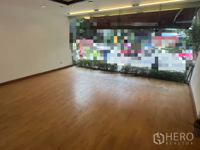 Retail Space for rent in Pathum Wan, Bangkok - Retail area facing the street through floor-to-ceiling windows and exterior planting.