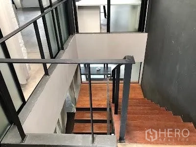 带办公室的家 出租在Watthana, Bangkok - 金属栏杆与木踏步楼梯，玻璃隔断连通各楼层。