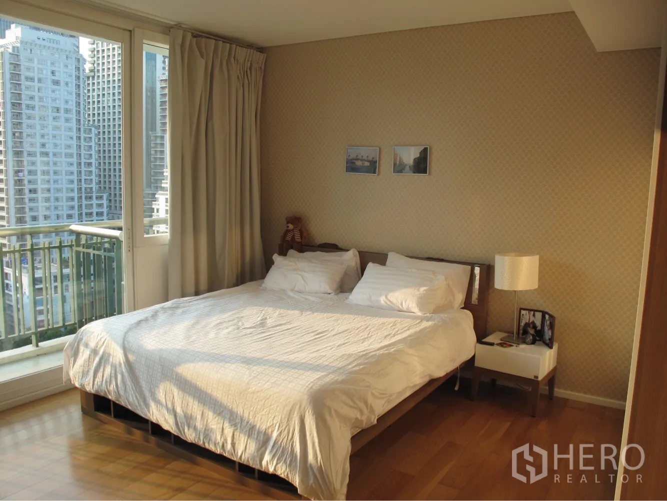 คอนโด ให้เช่าในWatthana, Bangkok - ห้องนอนหลักเชื่อมระเบียง มองเห็นวิวเมืองผ่านประตูกระจก