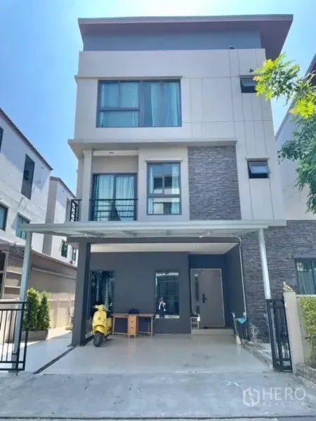 独立式住宅 出租在Saphan Sung, Bangkok - 曼谷沙潘颂现代多层独栋别墅，带有遮雨车棚。