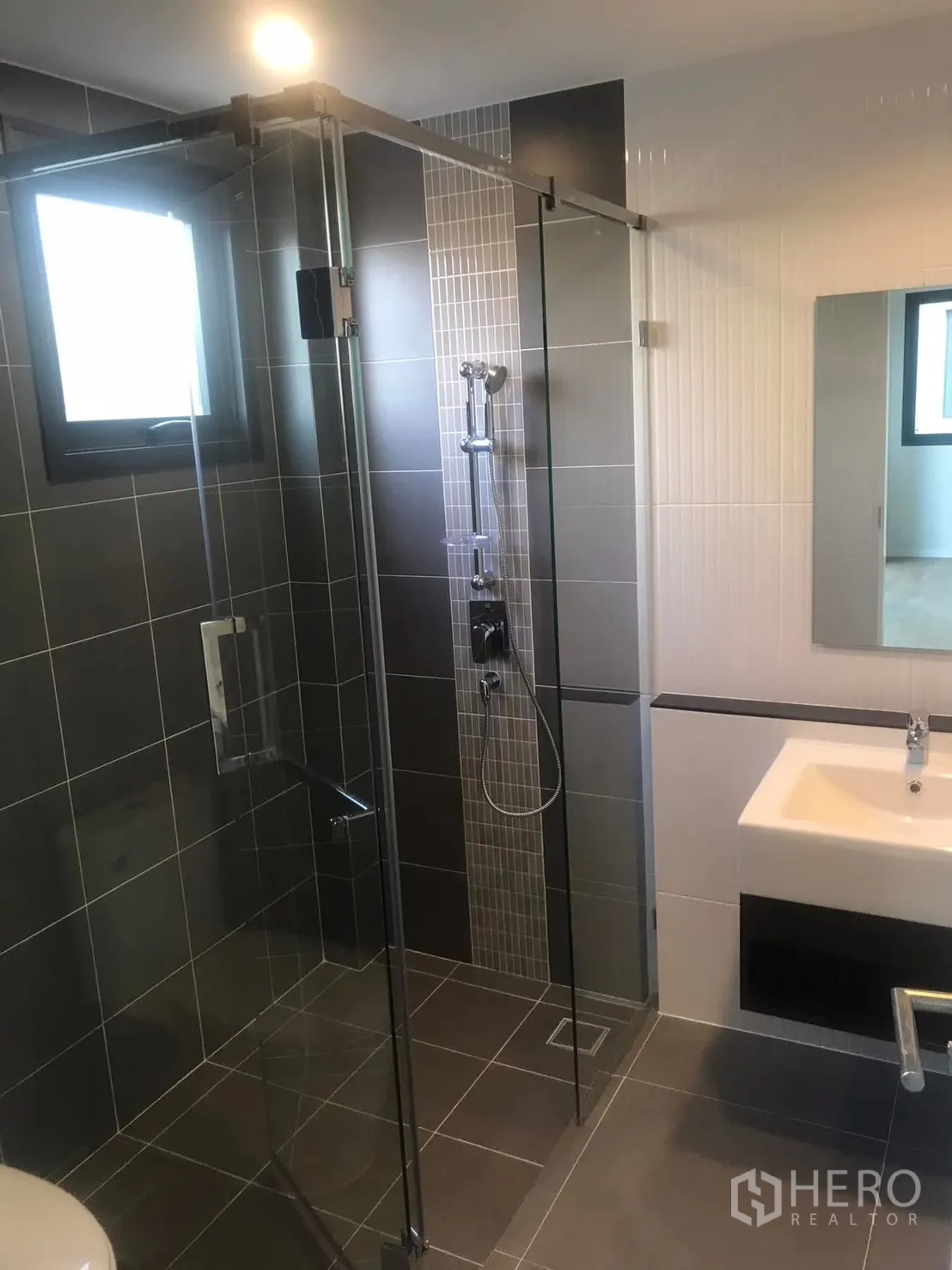 บ้านแฝด for rent in Saphan Sung, Bangkok - ห้องน้ำพร้อมตู้กระจก อ่างล้างหน้า และตู้ฝักบัวกระจกมีหน้าต่าง
