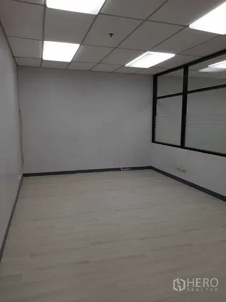 Office Space for rent in Khlong Toei, Bangkok - Private meeting room with glass partition and bright ceiling panels.