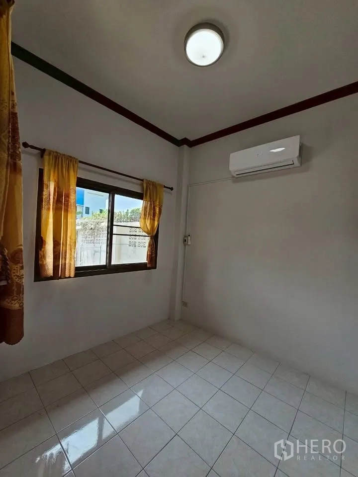 带办公室的家 for rent in Wang Thonglang, Bangkok - 小卧室铺瓷砖，窗帘与壁挂式空调。