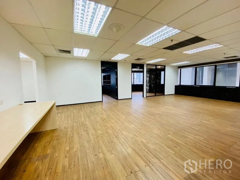 办公空间 出租或出售在Watthana, Bangkok - 宽敞办公室，内置工作台，大窗与明亮灯光。