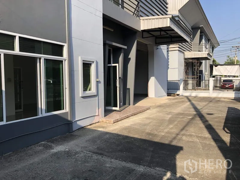 โรงงาน ให้เช่าในLam Luk Ka, Pathum Thani - ทางเข้าหน้าอาคาร พื้นที่จอดและประตูแก้วเข้าออฟฟิศติดกับช่องโหลดสินค้า