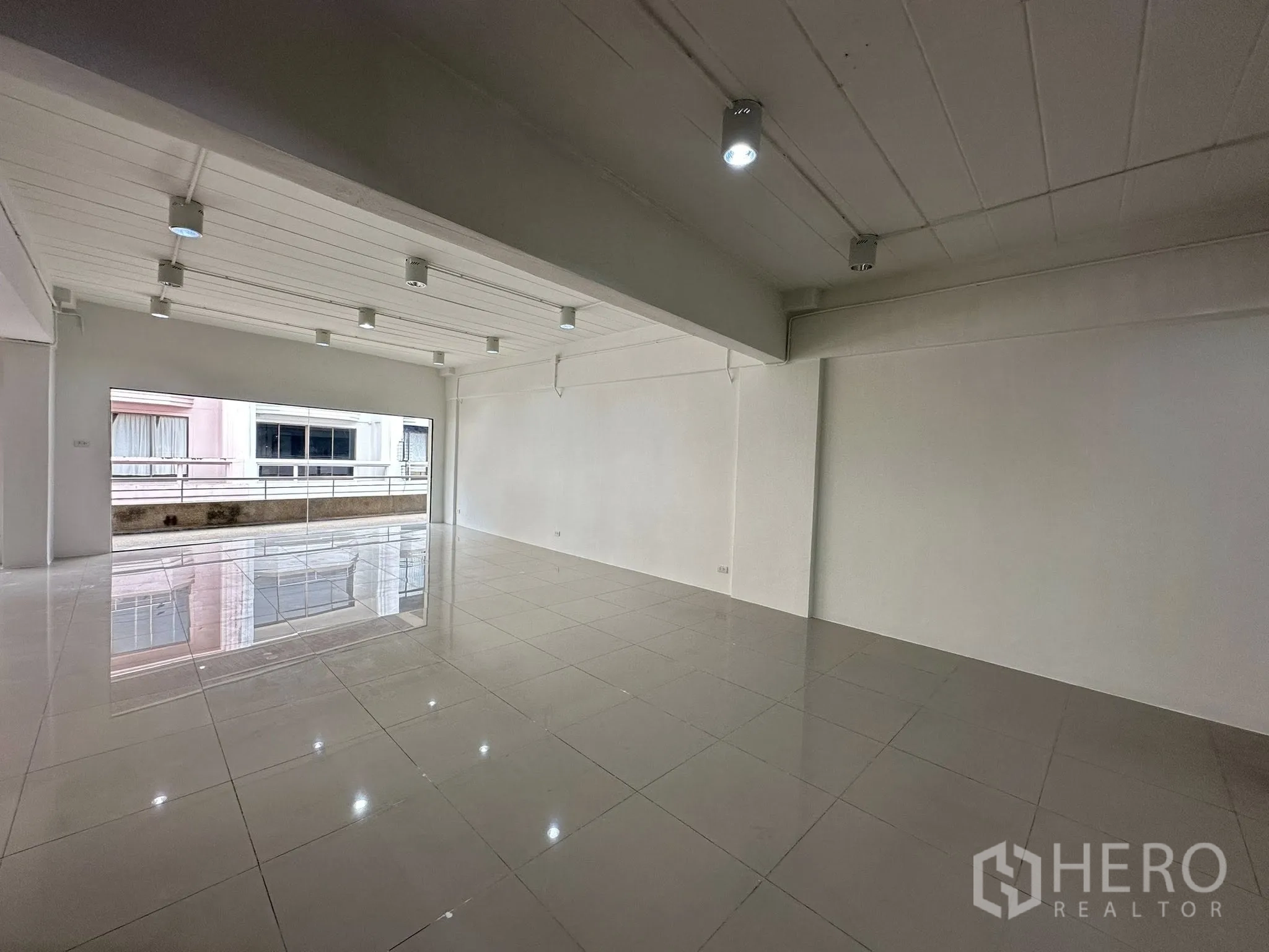 สำนักงาน ให้เช่าในWatthana, Bangkok - พื้นที่เปิดโล่งมีคานและไฟสปอตไลท์ หันสู่หน้าต่างกระจกยาว