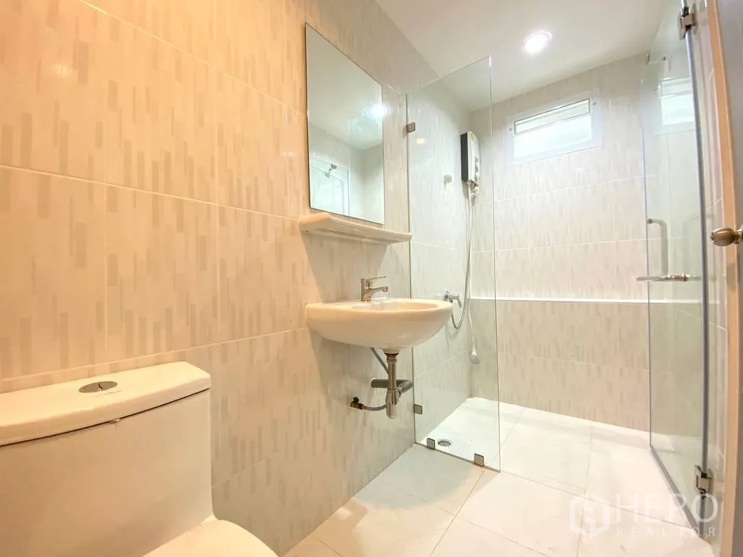 独栋房屋 for rent in Suan Luang, Bangkok - 卫浴间，玻璃淋浴房、洗手台与坐便。