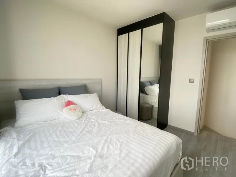 公寓 出租在Phra Khanong, Bangkok - 卧室一角设推拉门衣柜与壁挂空调。