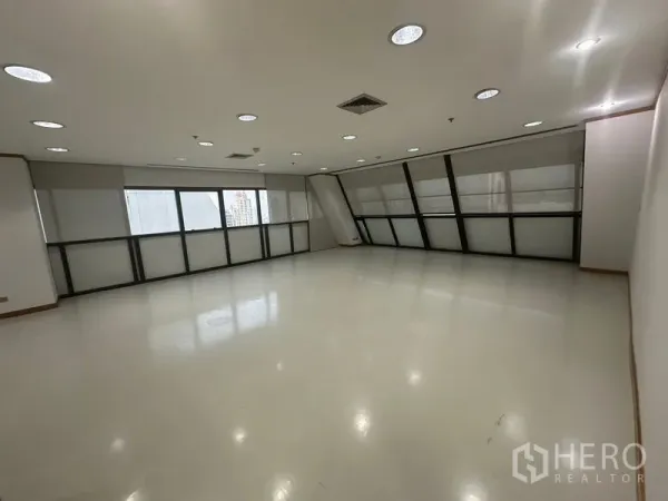 办公空间 出租在Phaya Thai, Bangkok - 宽敞开放式办公区，嵌入式照明与倾斜落地窗，享城市景观。