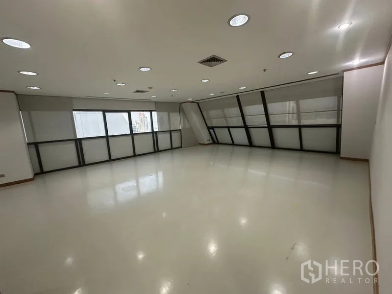 办公空间 出租在Phaya Thai, Bangkok - 宽敞开放式办公区，嵌入式照明与倾斜落地窗，享城市景观。