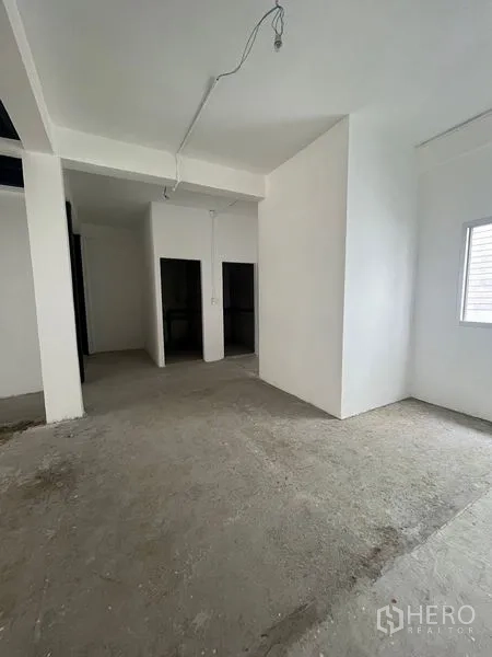 店屋 出租在Bang Rak, Bangkok - 带窗的角落区域与双服务间