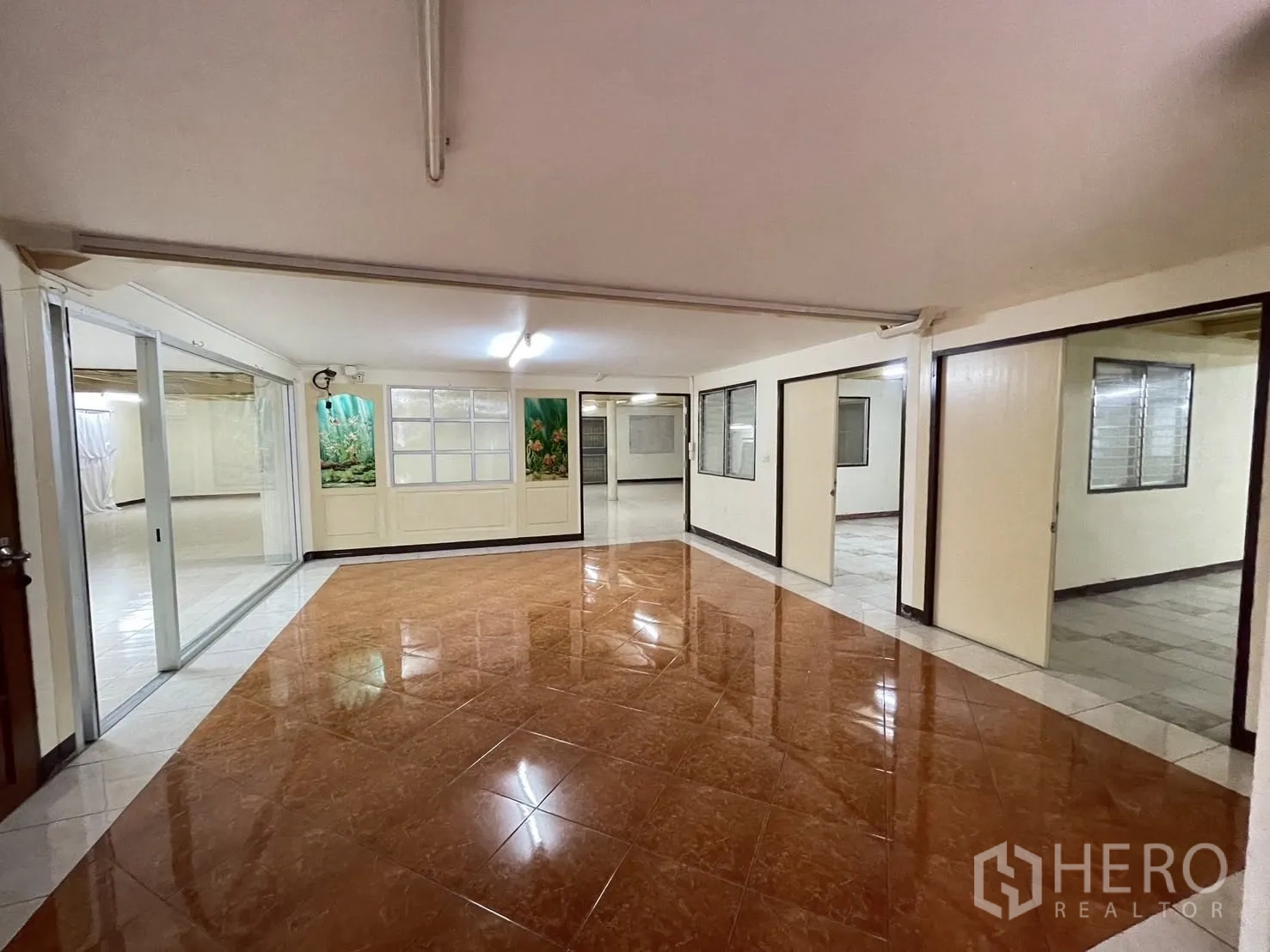Warehouse for rent in Lat Phrao, Bangkok - Reception area with glossy tiles, sliding doors and several adjoining rooms.