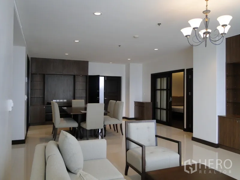 公寓 出租在Watthana, Bangkok - 开放式客厅餐厅，吊灯与内置柜体