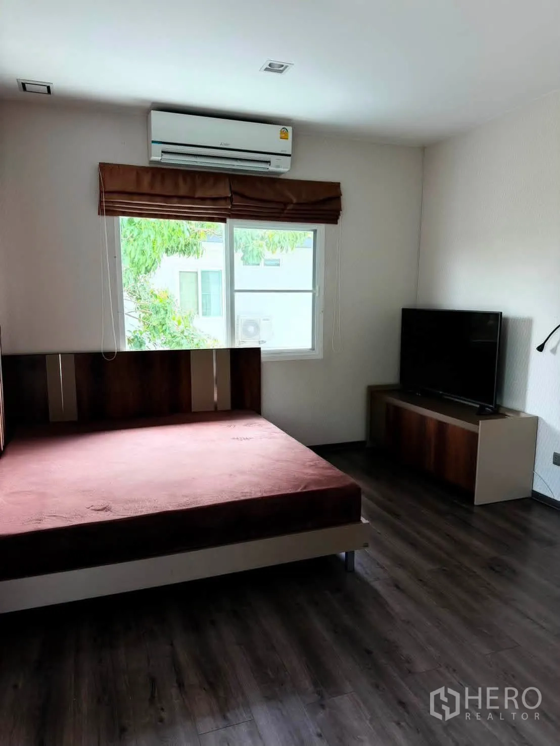 บ้านเดี่ยว for rent in Bang Phli, Samut Prakan - ห้องนอนพร้อมเครื่องปรับอากาศ เตียง และชั้นวางทีวี