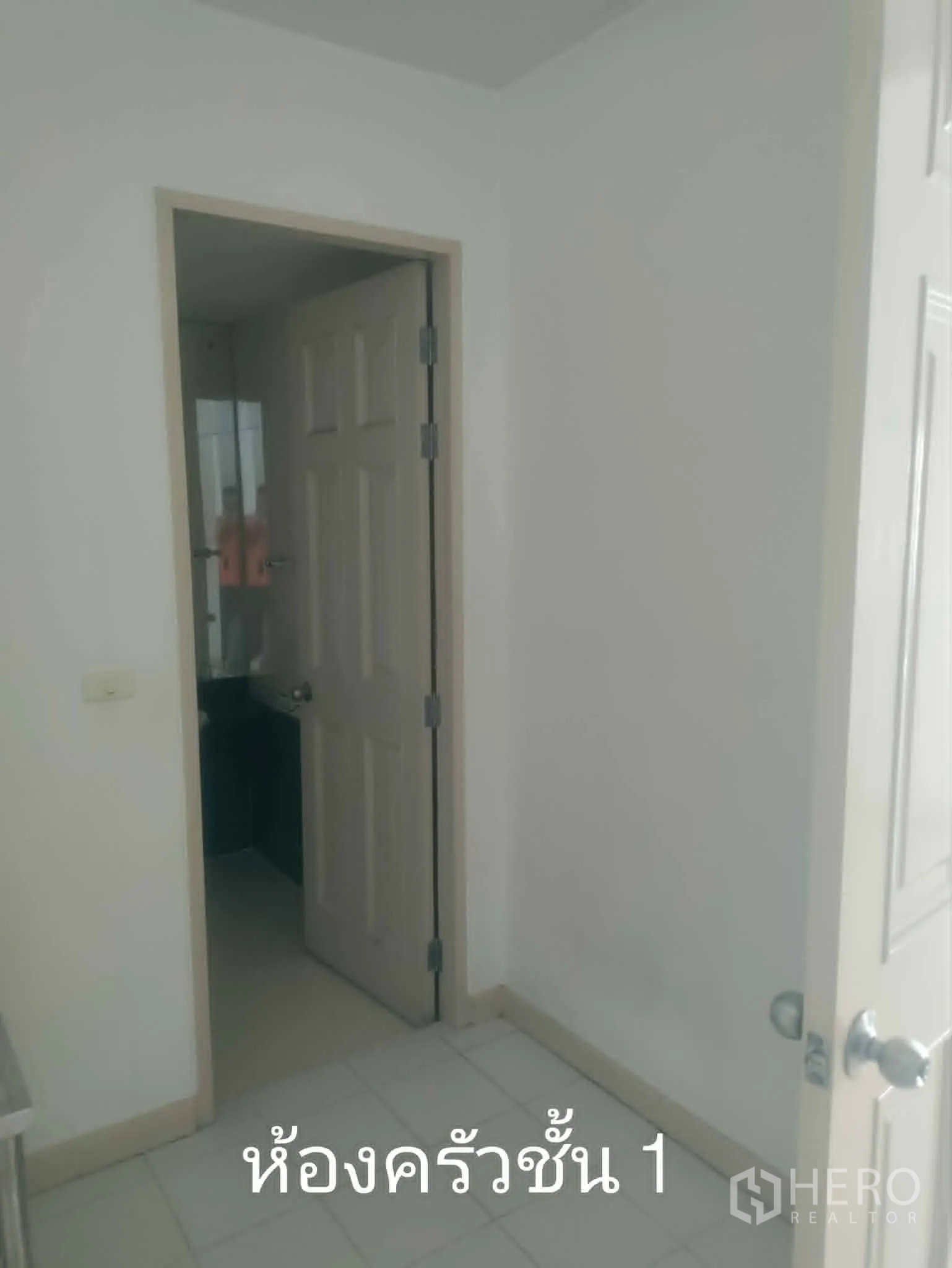 家庭办公室 for rent in Lat Phrao, Bangkok - 一层厨房，瓷砖地面与门洞。