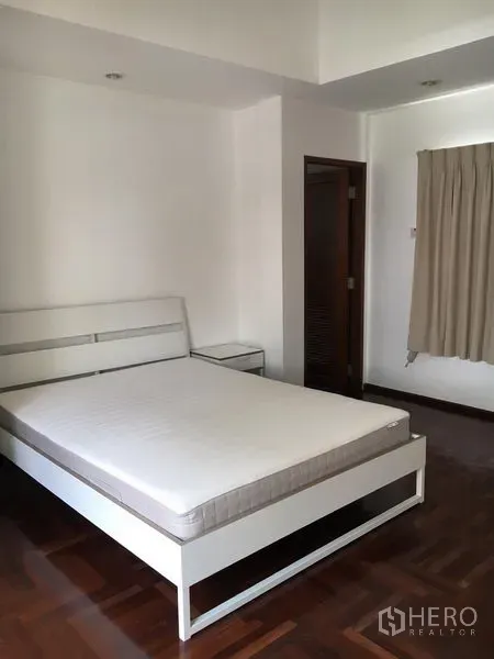 ทาวน์เฮาส์ ให้เช่าในWatthana, Bangkok - ห้องนอนกว้าง เตียงคู่ พื้นไม้ และประตูเชื่อมห้องน้ำ