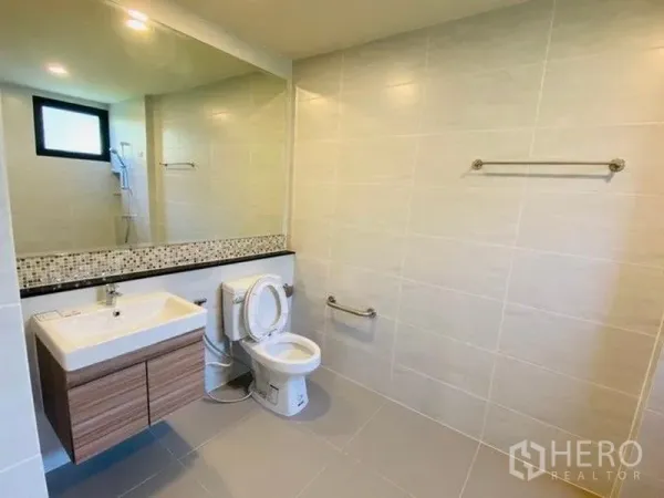 บ้าน ขายในBang Phli, Samut Prakan - ห้องน้ำกว้าง ปูกระเบื้อง มีอ่างล้างหน้าลอย กระจกเงาบานใหญ่ และโถสุขภัณฑ์