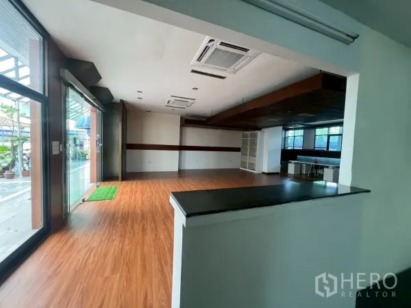 Retail Space for rent - Open-plan retail interior with wood floors, sliding glass entrance and cassette air-conditioning.