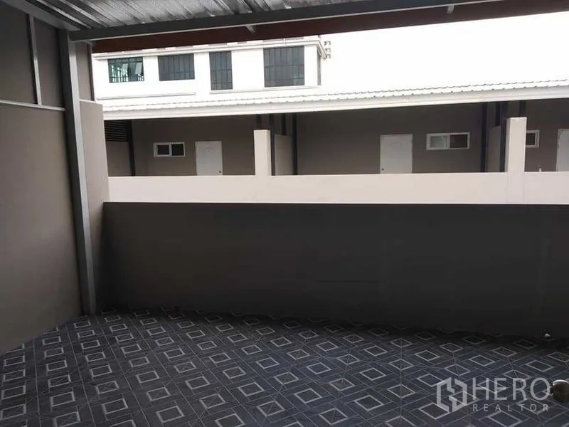 สำนักงานที่บ้าน ให้เช่าในPrawet, Bangkok - ระเบียง/ลานซักล้างปูกระเบื้อง มีผนังบังสายตาและหลังคา