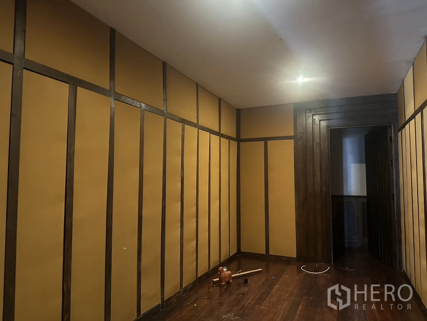 บ้าน ให้เช่า - ห้องแคบผนังสีแทนคาดไม้ พร้อมไฟดาวน์ไลท์