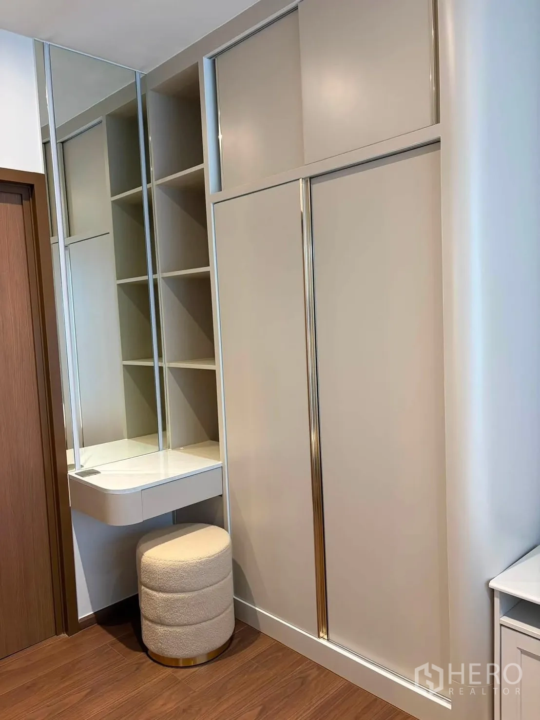 คอนโด for rent in Watthana, Bangkok - มุมห้องนอนมีตู้เสื้อผ้าบานเลื่อน โต๊ะเครื่องแป้งกระจก และสตูลบุผ้า