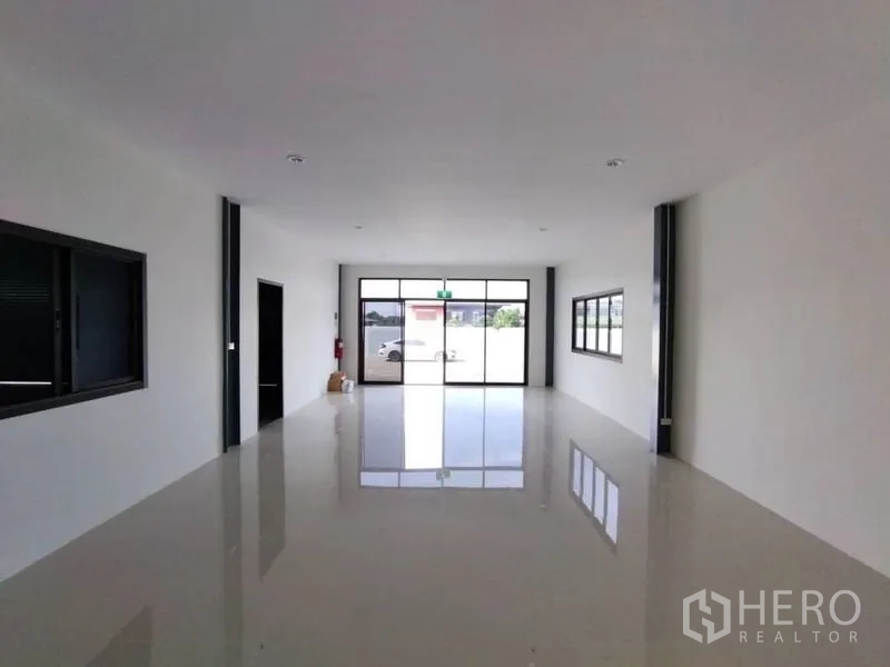 คลังสินค้า ให้เช่าในBang Phli, Samut Prakan - ออฟฟิศชั้นล่าง พื้นกระเบื้องเงา พร้อมประตูกระจกด้านหน้า.