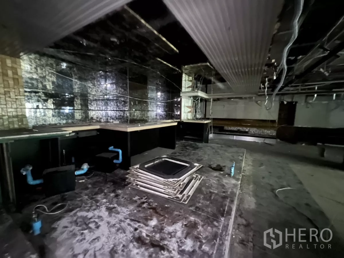 Retail Space for rent in Khlong Toei, Bangkok - Former bar or service counter area with plumbing and a mirrored wall.