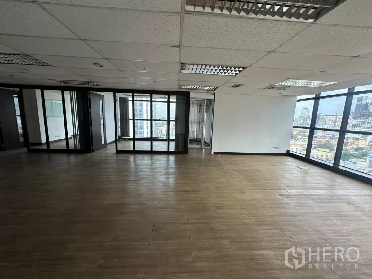 办公空间 出租在Watthana, Bangkok - 开放式办公区，整面落地窗俯瞰曼谷天际线并设玻璃会议室。