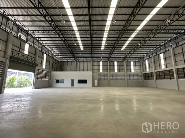 คลังสินค้า ให้เช่าในBang Phli, Samut Prakan - ฮอลล์โกดังพร้อมประตูม้วนและออฟฟิศด้านใน