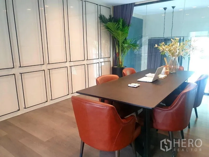 Home Office for rent in Bang Phli, Samut Prakan - Meeting room with long table, orange leather chairs and glass partition.