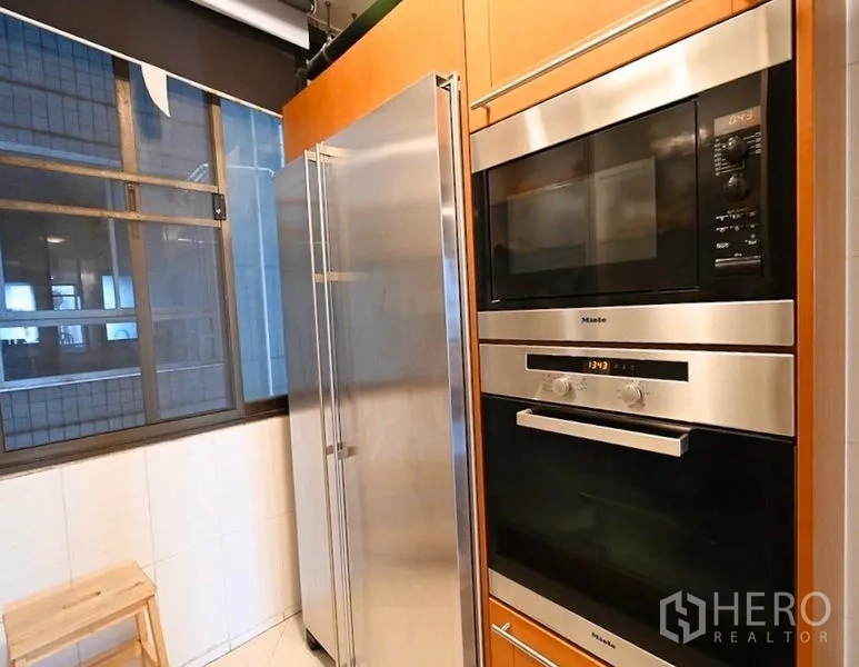 คอนโด ให้เช่าในPathum Wan, Bangkok - เตาอบและไมโครเวฟแบบบิลท์อินของ Miele คู่กับตู้เย็นสแตนเลสแบบไซด์บายไซด์