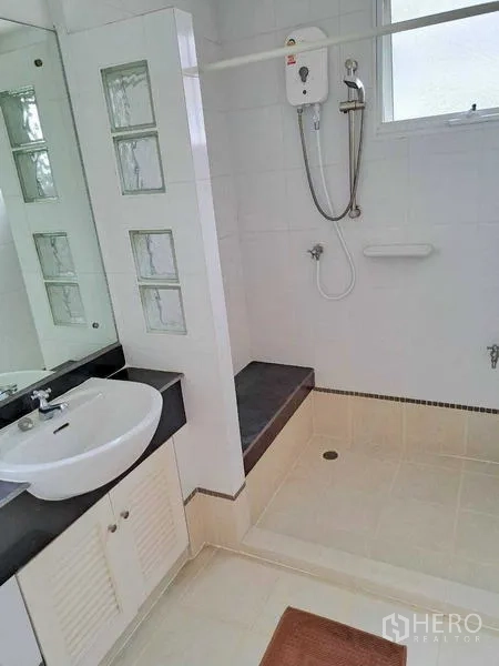 独立式住宅 出租在Prawet, Bangkok - 整洁浴室，步入式淋浴、热水器与带镜洗手台。