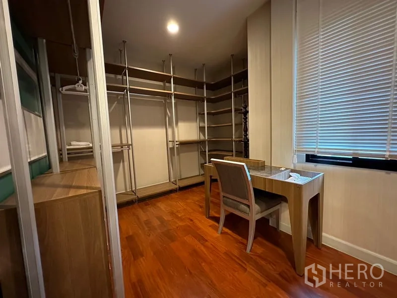 独立式住宅 出租或出售在Khan Na Yao, Bangkok - 步入式衣帽间，开放层架、挂衣杆与写字桌。