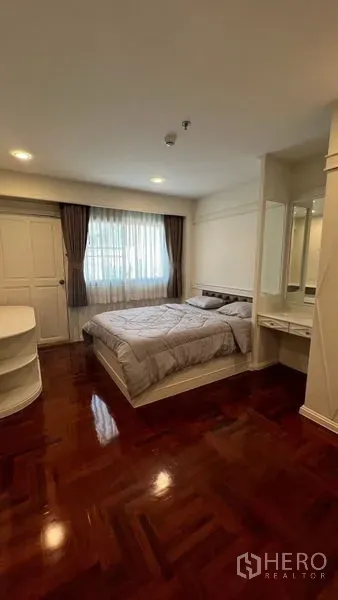 公寓 出租在Watthana, Bangkok - 温馨卧室，双人床、梳妆台、窗帘与亮泽拼花地板