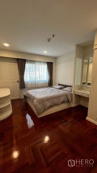 公寓 出租在Watthana, Bangkok - 温馨卧室，双人床、梳妆台、窗帘与亮泽拼花地板