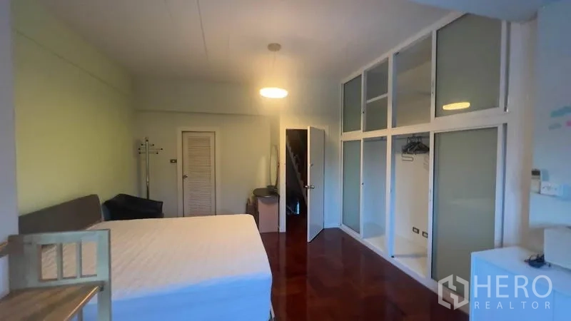 联排别墅 出租或出售在Khlong Toei, Bangkok - 卧室配内置衣柜与抛光木地板